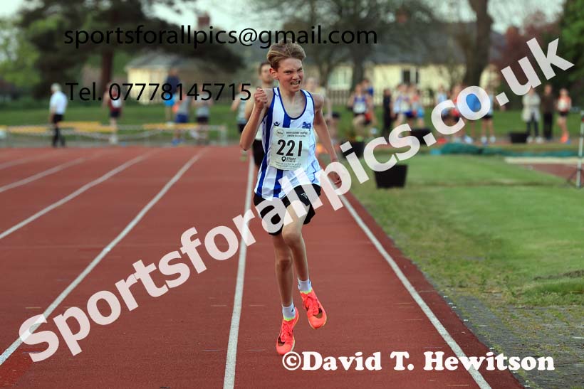 The 1500 metres, 2025 NEGP No. 1, Monkton Stadium, Jarrow. Photo: David T. Hewitson/Sports for All Pics